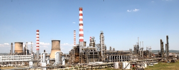 Un turn de racire vechi al Rafinariei Petrotel Lukoil Ploiesti a fost demolat