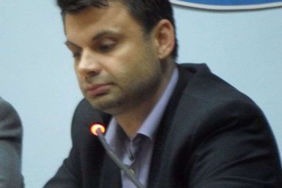 Primarul Adrian Dobre i-a parat pe consilierii Caludia Salceanu si Bogdan Hodorog ca voteaza ”stramb”
