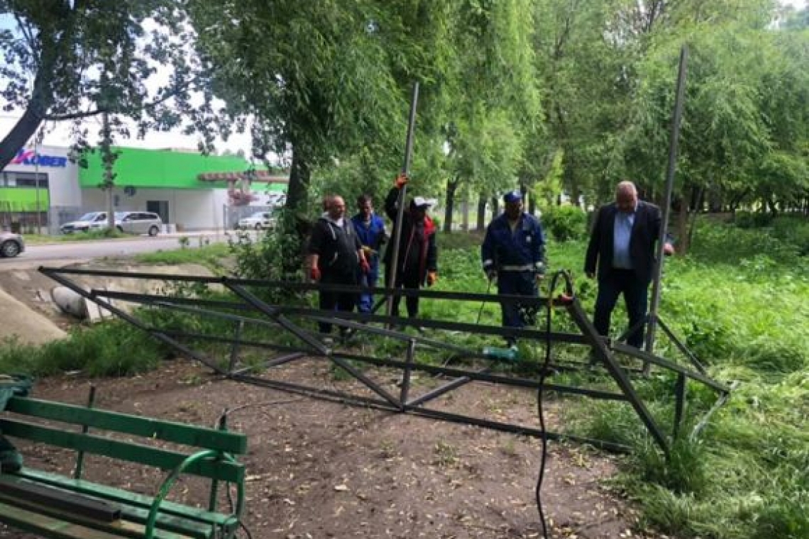 Pe malul Dâmbului a început construcția unui foișor pentru ploieștenii din zonă