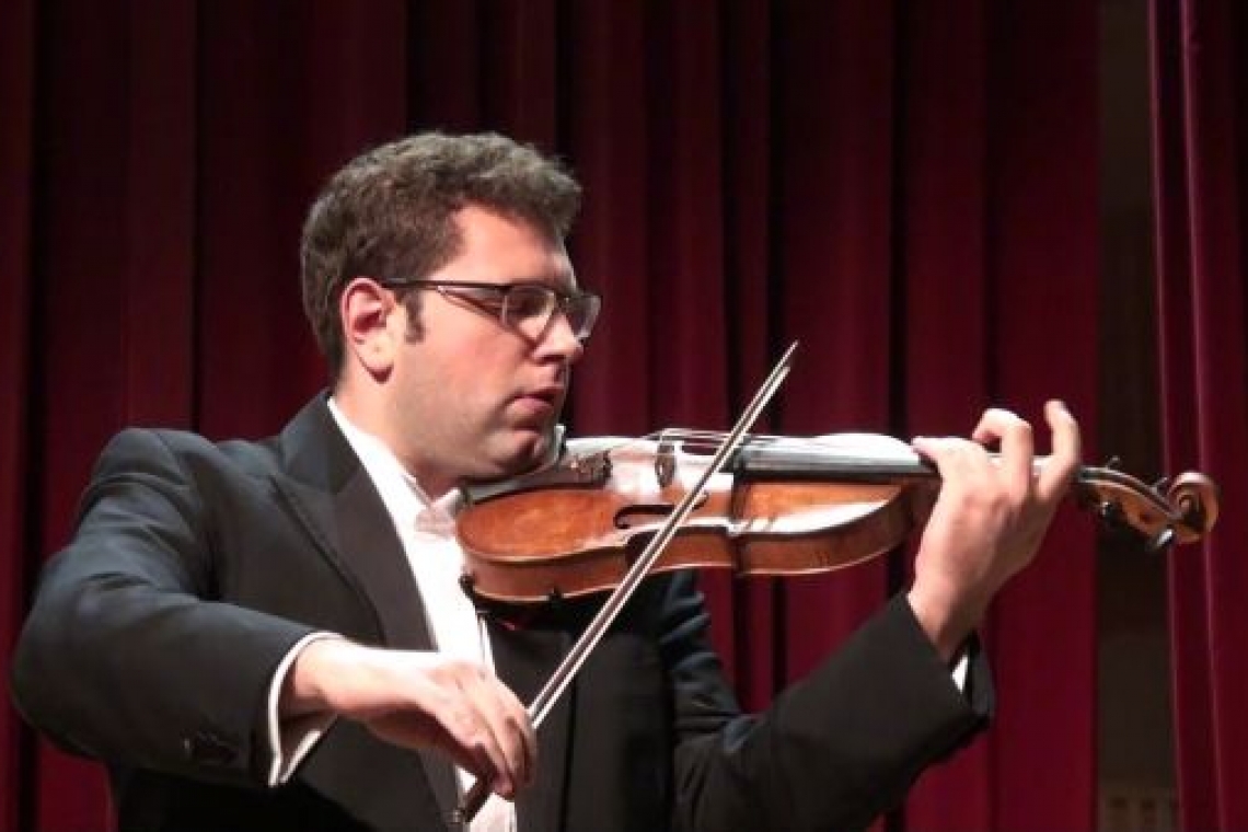 A studiat la Royal Academy of Music din Londra și joi seară vine în premieră pe scena Filarmonicii din Ploiești