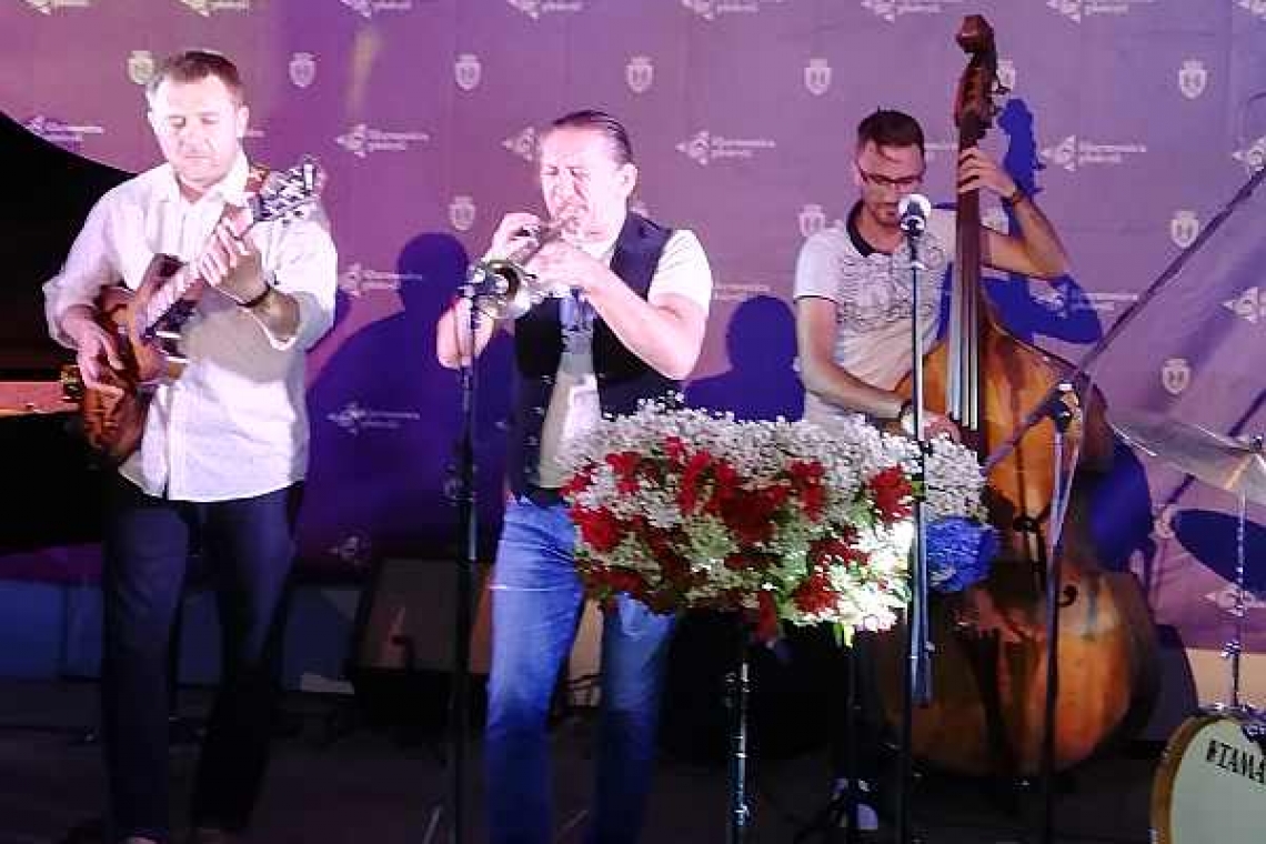 Muzică bună și atmosferă plăcută, în prima seară de jazz, pe acoperișul Primăriei Ploiești 
