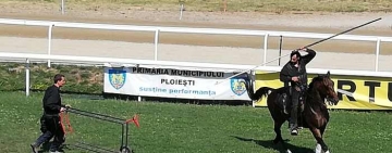 A vibrat din nou tribuna! Show adevărat cu actorul Denis Ștefan pe Hipodromul Ploiești