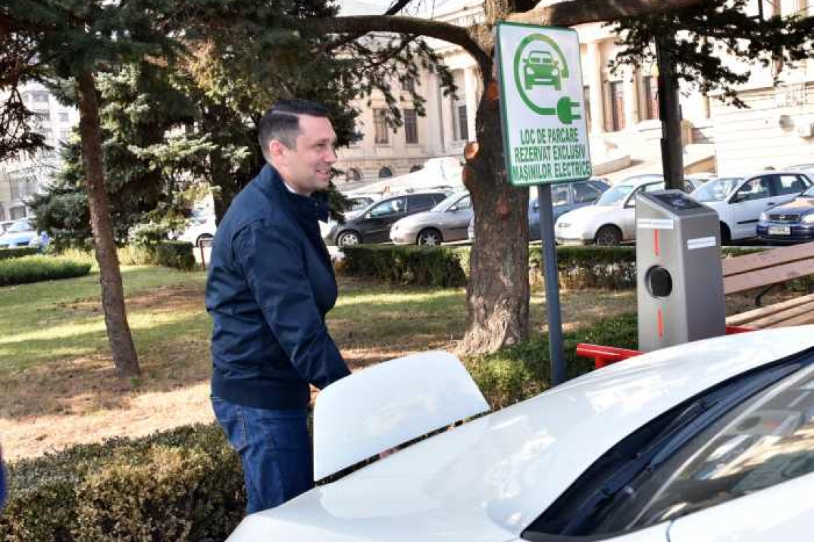 Stație de încărcare gratuită pentru mașini electrice în centrul Ploieștiului