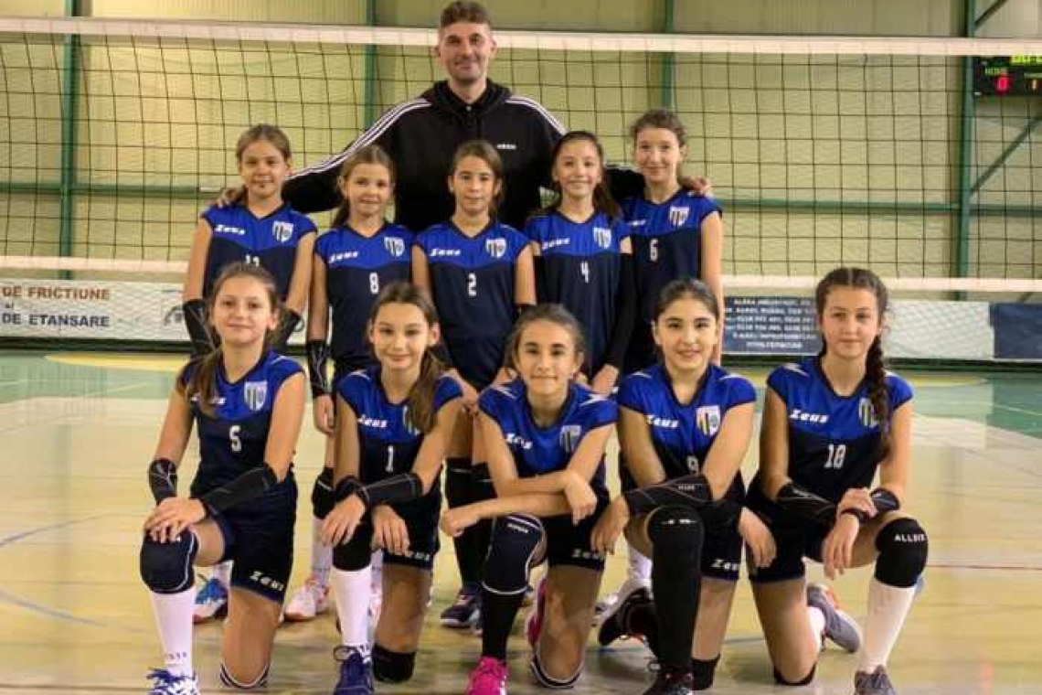 Cum s-au comportat fetele și băieții secției de minivolei a CSM Ploiești în turneele de la Râmnicu Sărat și Galați? Rezultate