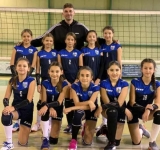 Cum s-au comportat fetele și băieții secției de minivolei a CSM Ploiești în turneele de la Râmnicu Sărat și Galați? Rezultate