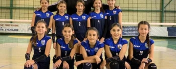 Cum s-au comportat fetele și băieții secției de minivolei a CSM Ploiești în turneele de la Râmnicu Sărat și Galați? Rezultate