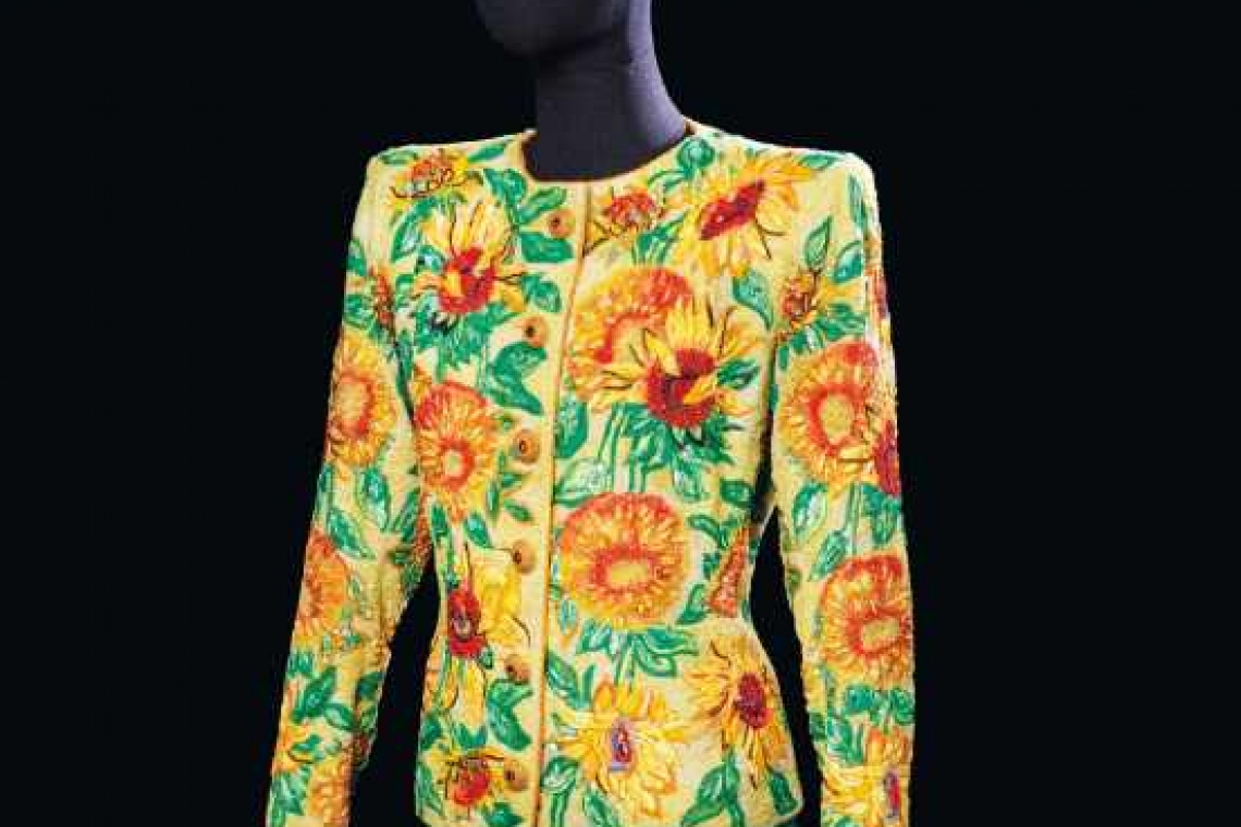 Un sacou de damă Yves Saint Laurent a fost cumpărat la licitație cu 382.000 de euro