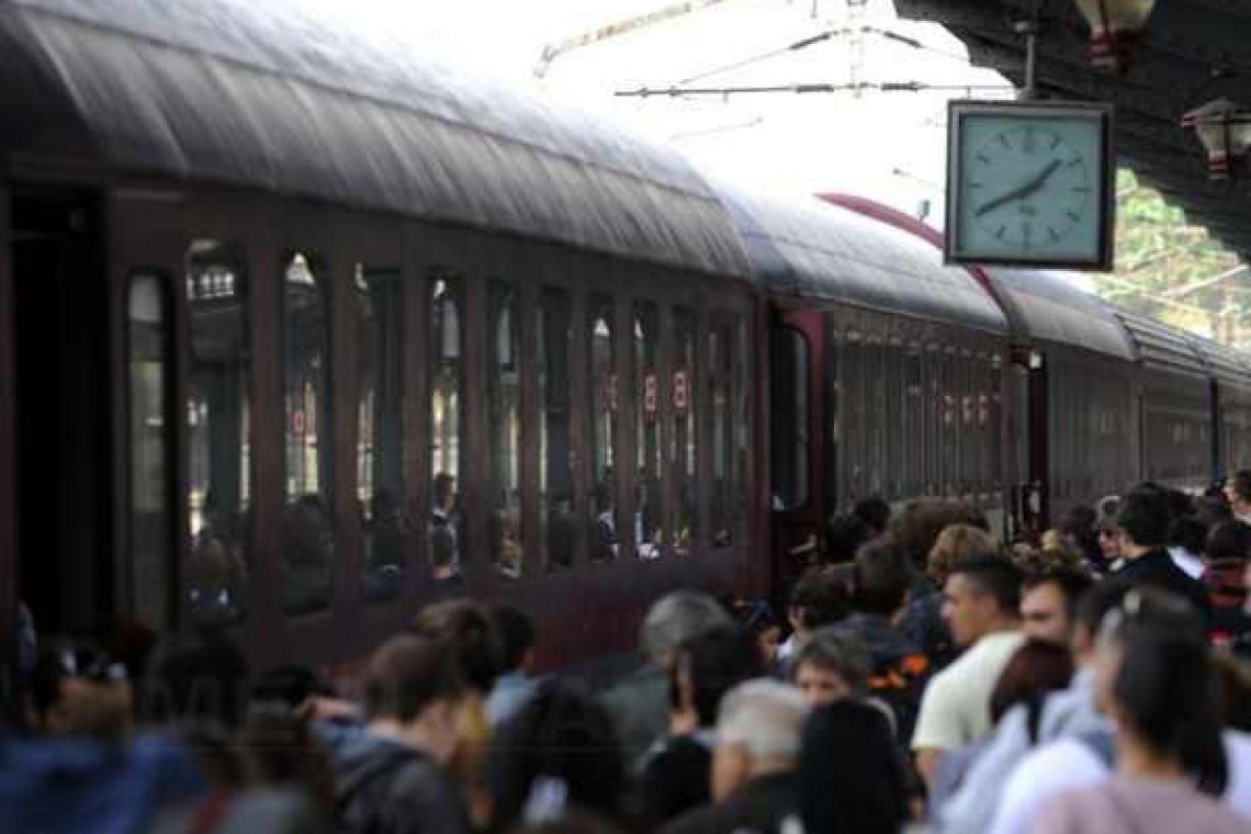 Mizerie cumplită în gările din județul Prahova