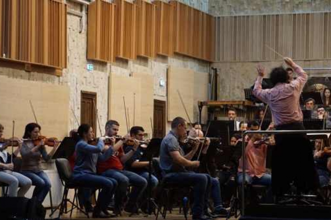 A început numărătoarea inversă! Artiștii Filarmonicii din Ploiești repetă intens pentru ”Carmina Burana”