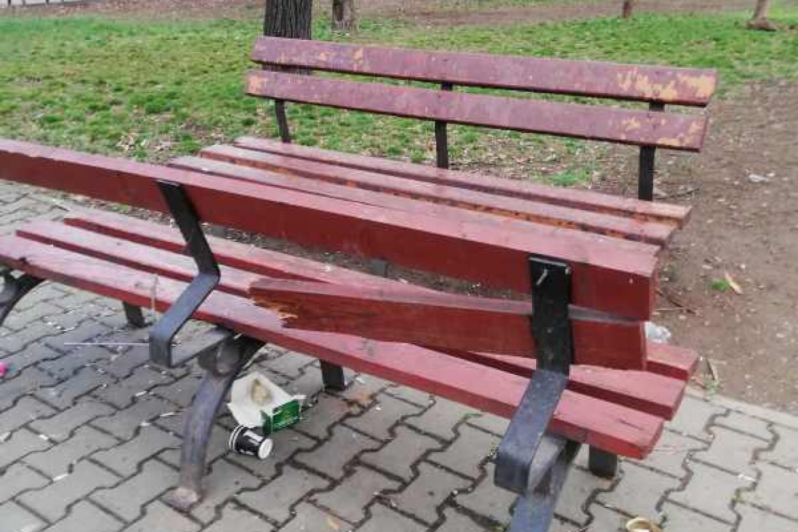 Scriem pe facebook despre poluarea Ploieștiului dar aruncăm conserve de pește sub băncile de pe Bulevard