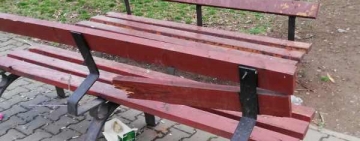 Scriem pe facebook despre poluarea Ploieștiului dar aruncăm conserve de pește sub băncile de pe Bulevard
