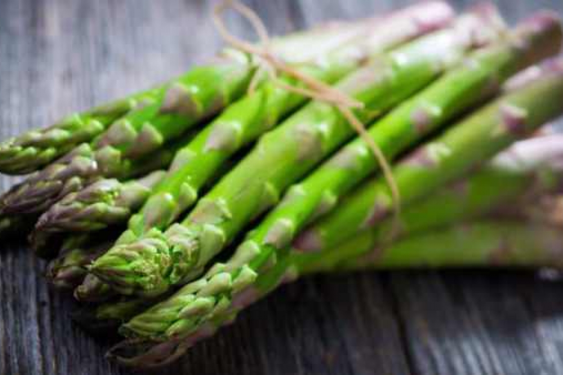 Mircea Dinescu: Plantați sparanghel la biserici! S-a dat liber la cules!