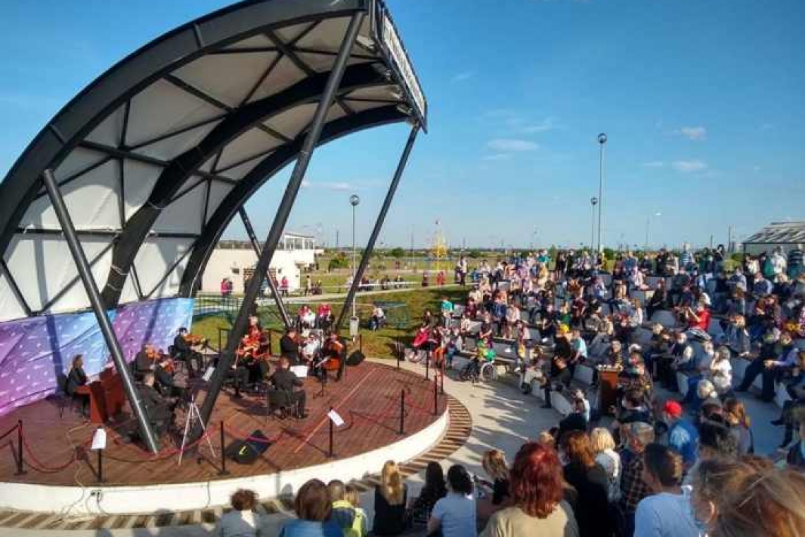 Ar fi frumos ca ploieștenii să se obișnuiască să participe la evenimentele artistice din Parcul Municipal Vest!