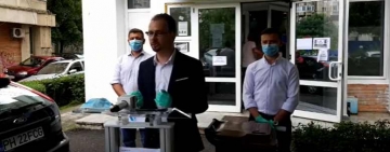 Pregătiți să ia amendă! Useriștii prahoveni și-au început campania electorală cu un tomberon de gunoi răsturnat pe stradă