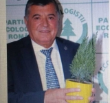 Asta-i fotografia momentului! Ce minunat ține ghiveciul cu brăduț...