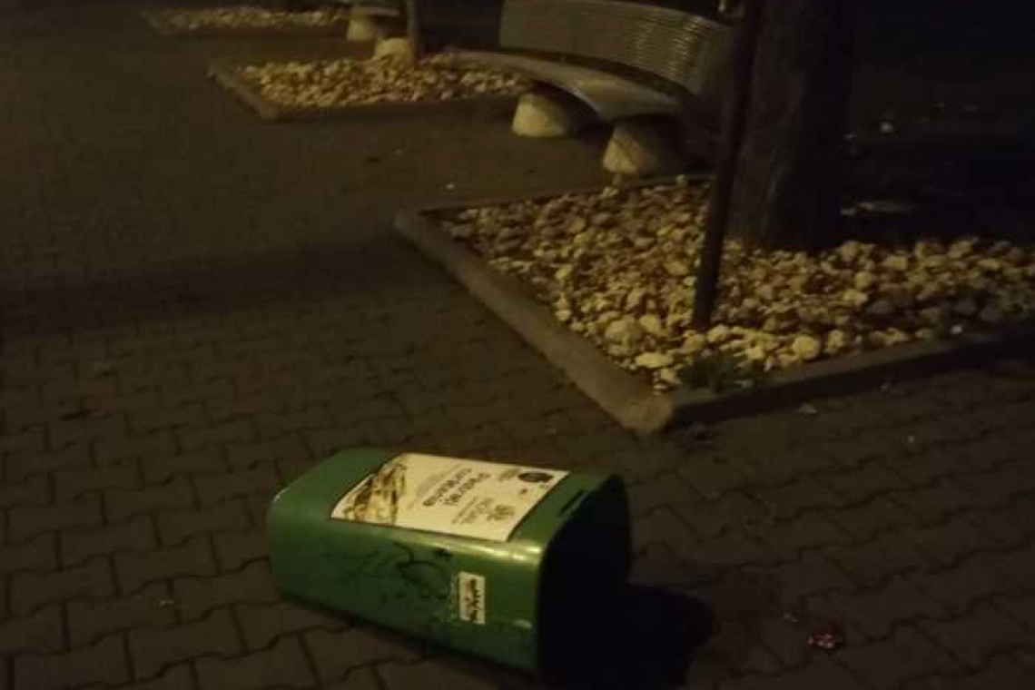 Cât de ”prăjit” să fi la creier încât să arunci în halul ăsta cu un coș de gunoi?