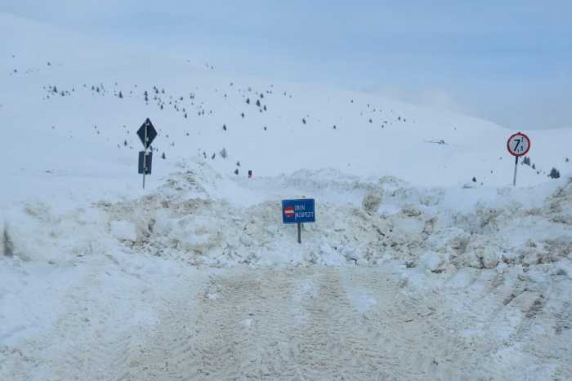 O avalanșă a blocat drumul spre Cabana Cuibul Dorului