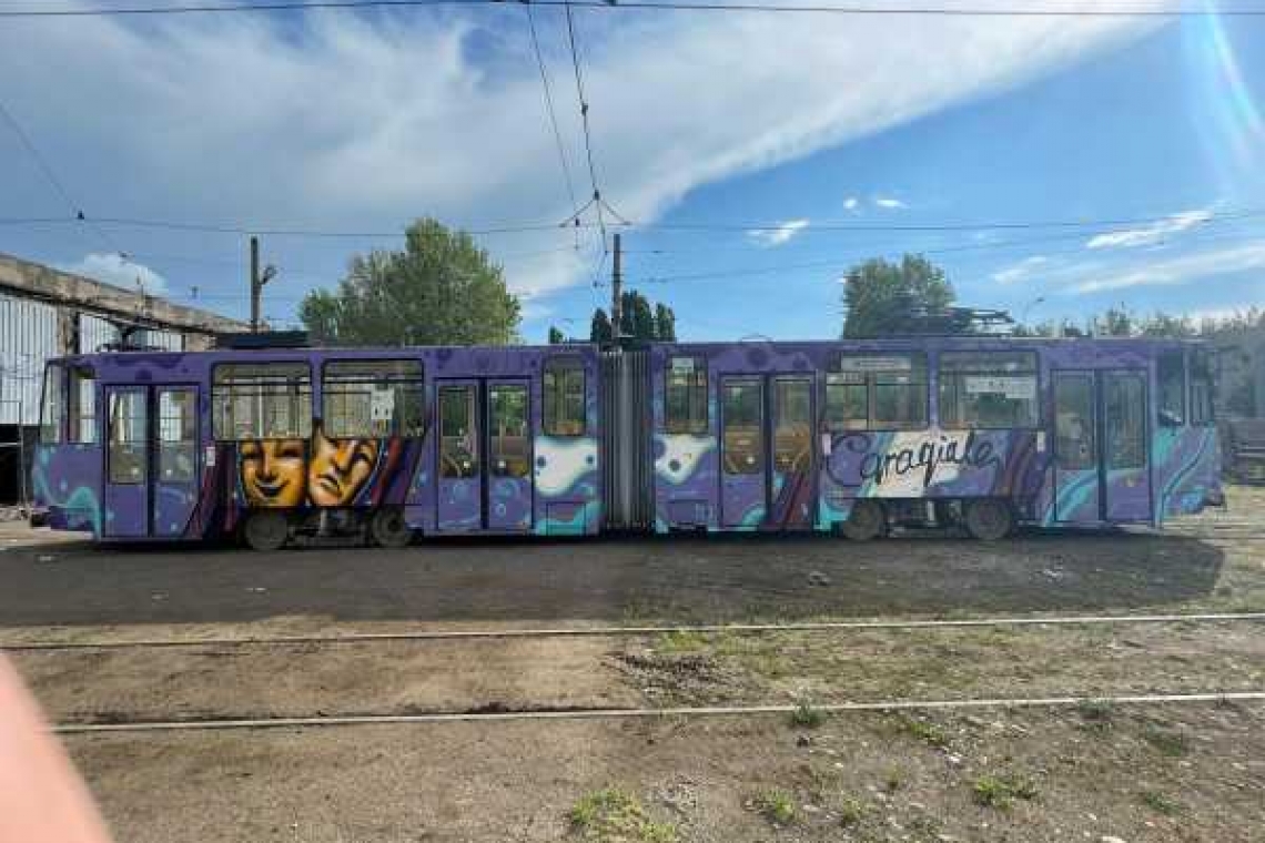 Street art pe tramvaiele care circulă prin Ploiești! MEBS se ocupă de asta!