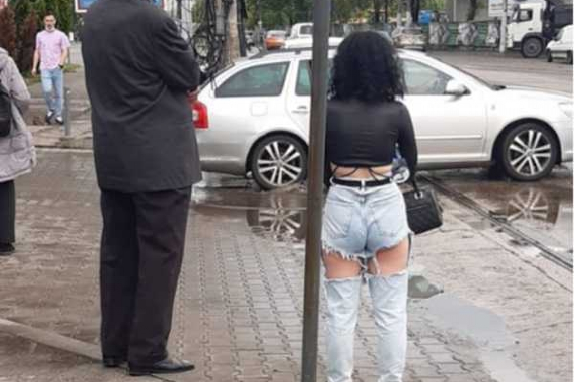 Blugii rupți în fund, virali pe rețelele sociale! Un fel de ventilație mecanică neinvazivă