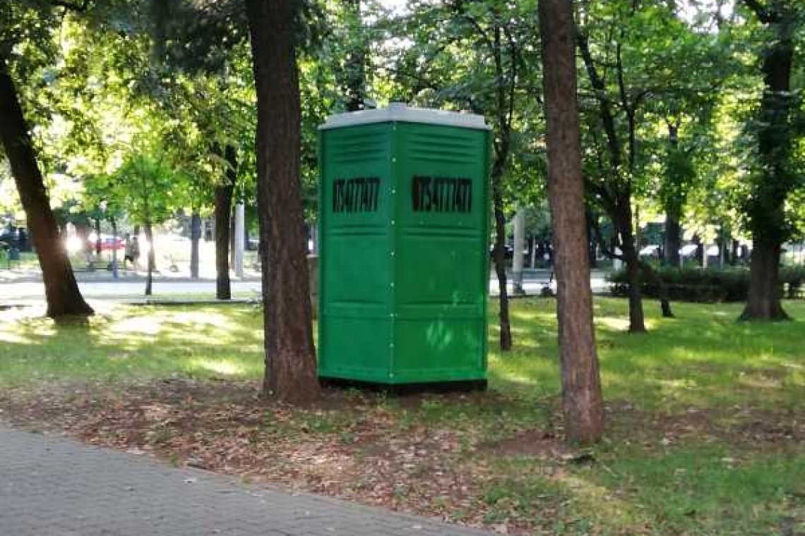 Nu vă mai dați drumul pe unde apucați! Au ”băgat” toalete pe Bulevardul Independenței