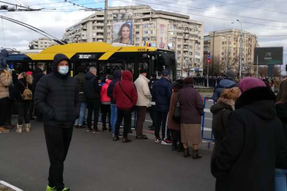 Cum e să mergi de Ziua României să vezi parada militară și să-ți treacă troleul prin față?