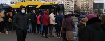 Cum e să mergi de Ziua României să vezi parada militară și să-ți treacă troleul prin față?